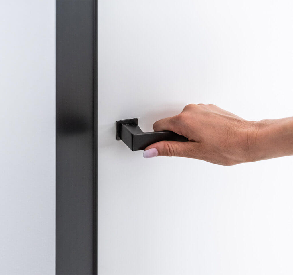 Maniglia nera minimal per porte a battenti